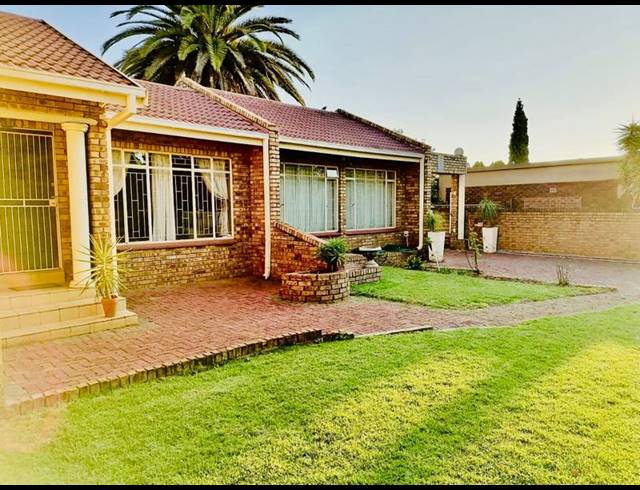 4 BEDROOM HOUSE FOR SALE IN FLORA GARDENS